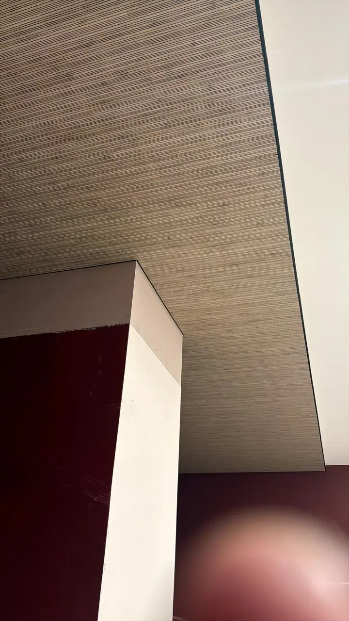 Sanca vertical em ambiente residencial entregue pela Milgessos
